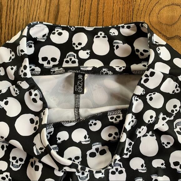 Onzie Black Skull Cropped Athletic Legging Pants - Picture 4 of 10